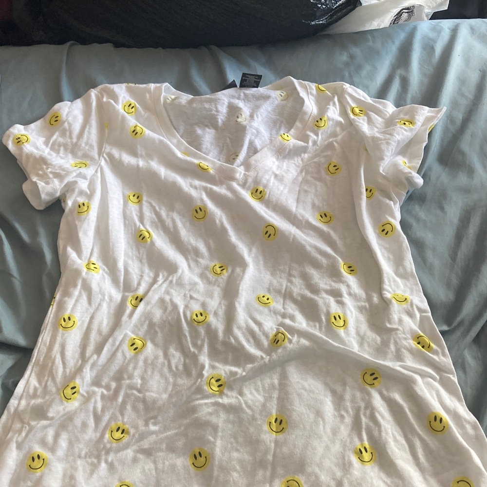 Tahari smiley face t shirt M